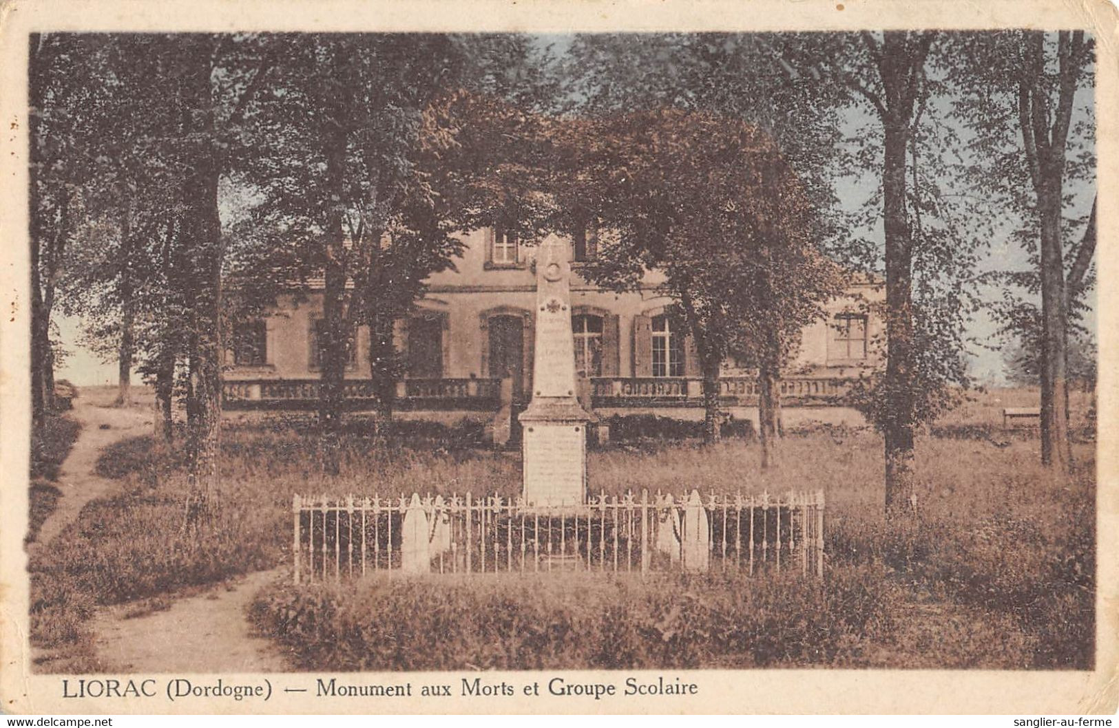 CPA 24 LIORAC MONUMENT AUX MORTS ET GROUPE SCOLAIRE - Sonstige & Ohne Zuordnung