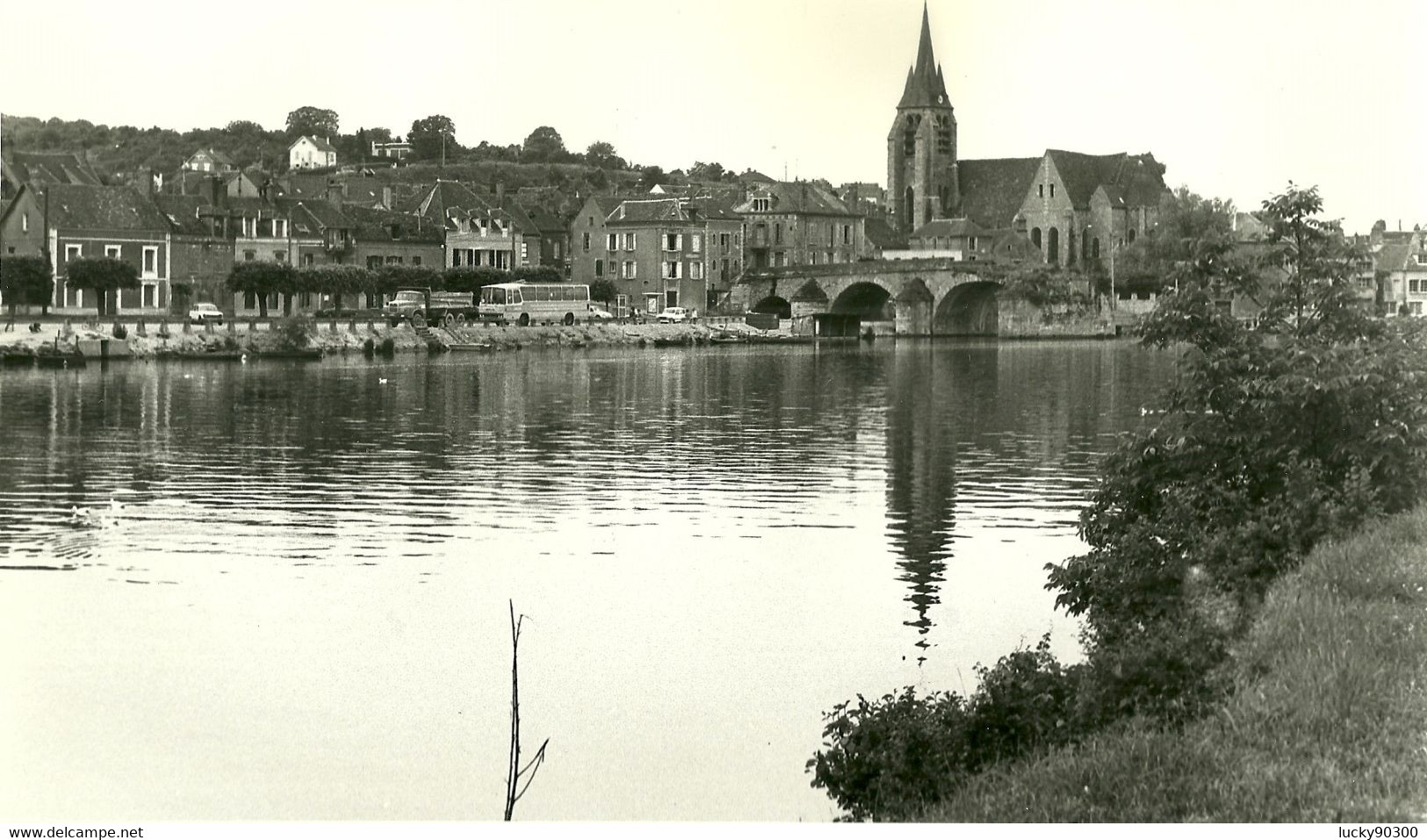 GRANDE PHOTO - ANNEES 1960/1970 - PONT SUR YONNE - RIVIERE - EGLISE - CAMION - BUS - VOITURES - Ohne Zuordnung