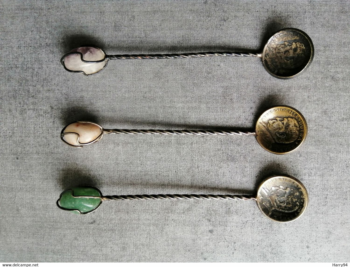 Lot De Trois Petites Cuillers Artisanales Avec Pièces De 50 Centavos Brésil 1953/1954/1955 Surmontées De Jolies Pierres - Spoons