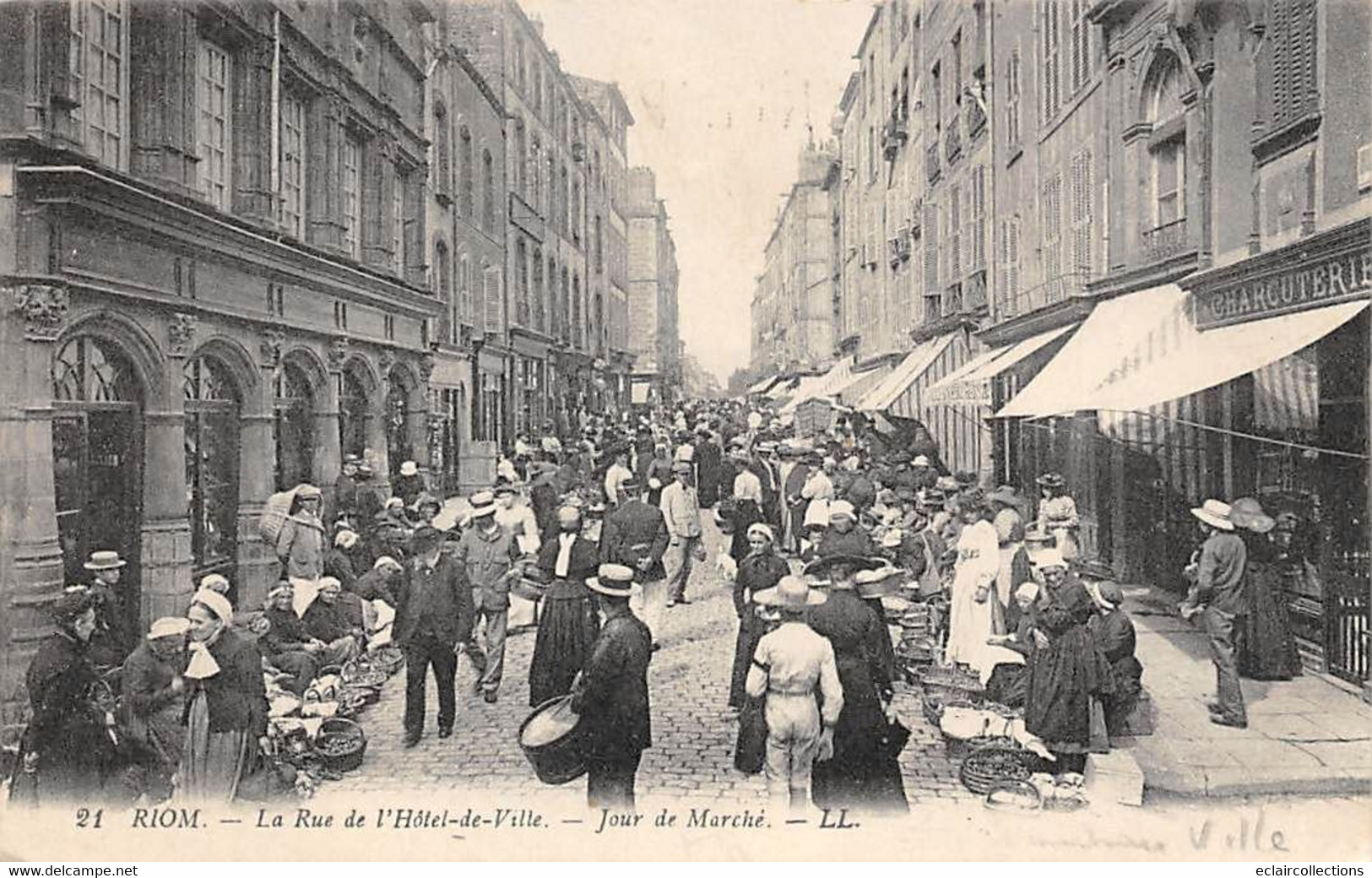 Riom        63           Rue De L' Hôtel De Ville   Jour De Marché     N°21  (voir Scan) - Riom