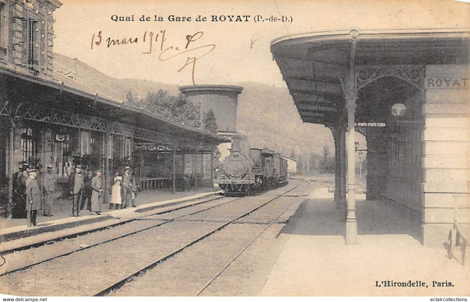 Royat         63       Intérieur De La Gare Avec Train  . Le Quai   (voir Scan) - Royat