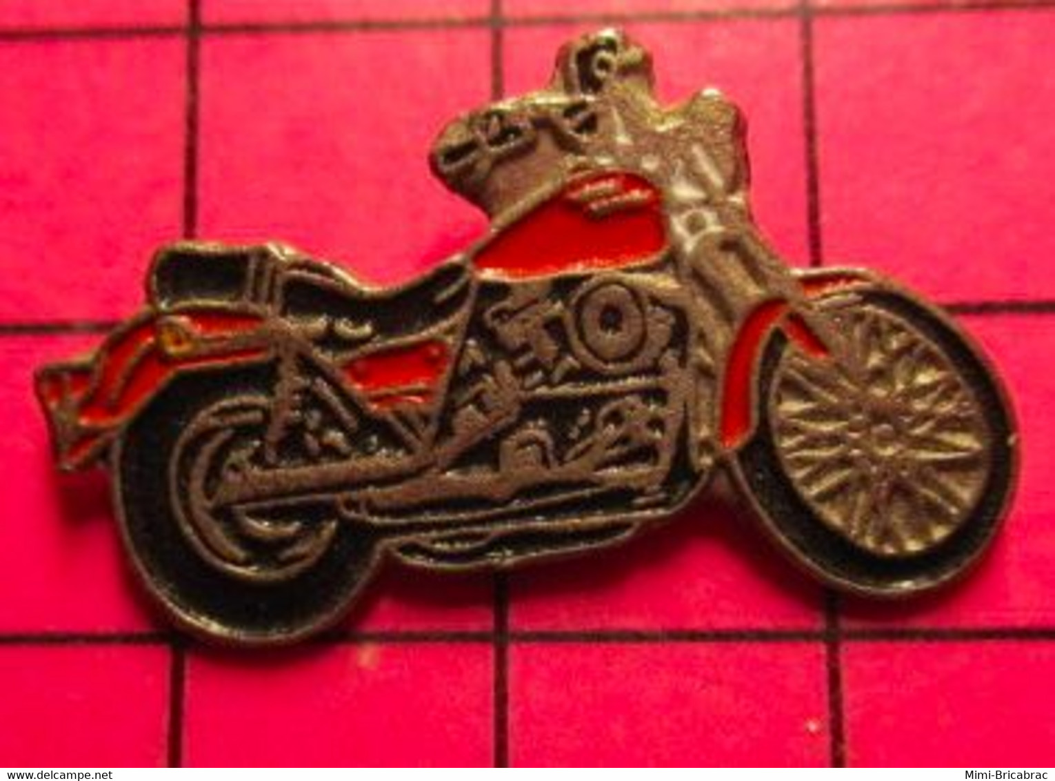 521 Pin's Pins / Beau Et Rare / THEME : MOTOS / MOTO ROUTIERE ROUGE ET NOIRE A IDENTIFIER - Motos