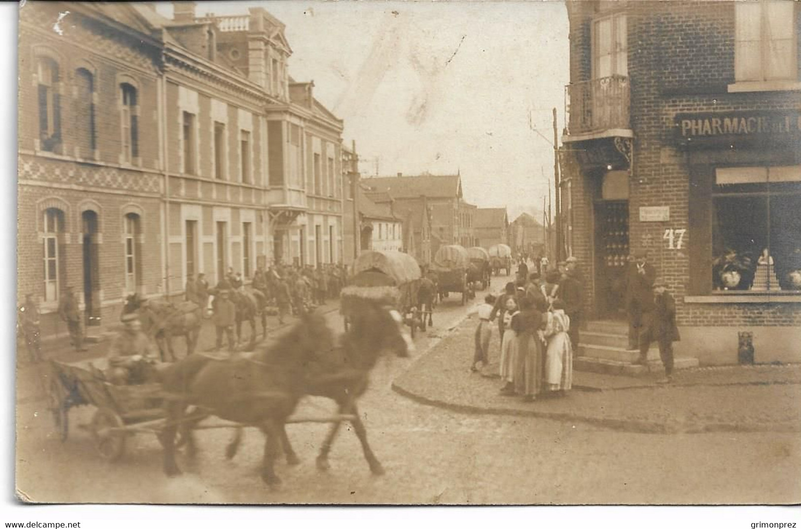 CARTE-PHOTO  WW1 NORD LECLUSE Rue Des Liniers Mouvements De Troupes La  Mairie Et  Pharmacie Occupation Allemande - Altri & Non Classificati