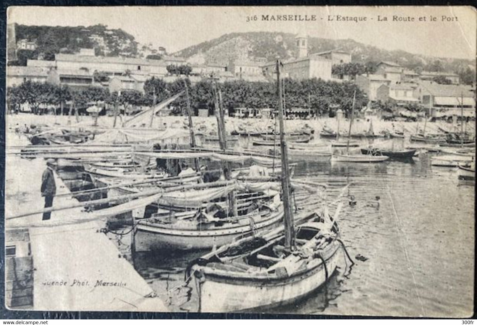 CPA MARSEILLE L' ESTAQUE LA ROUTE ET LE PORT (13 Bouches Du Rhône ) Animée BATEAUX VOILIERS - L'Estaque