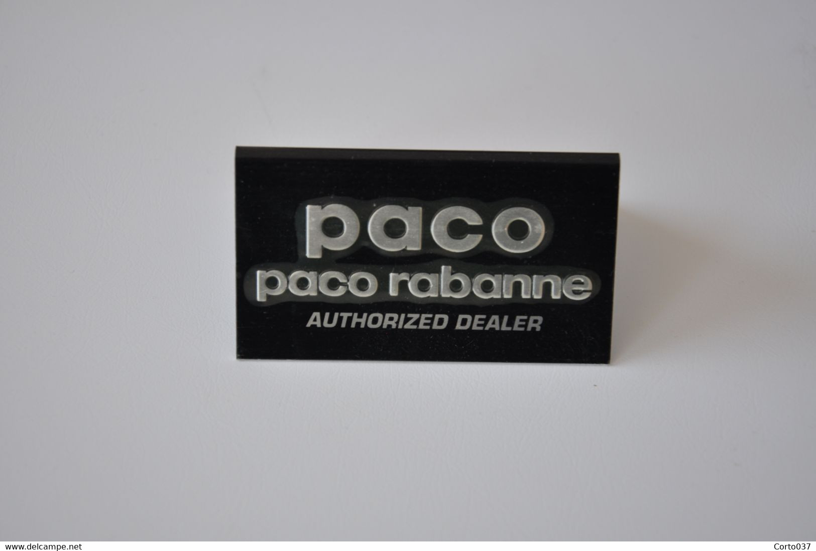 Plaque En Métal Revendeur 'Paco Rabanne' - Emailschilder (ab 1960)