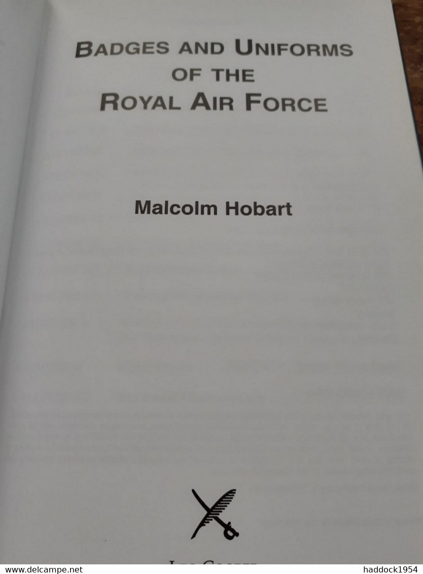 Badges And Uniforms Of The Royal Air Force MALCOLM C. HOBART Leo Cooper 2000 - Armée Britannique