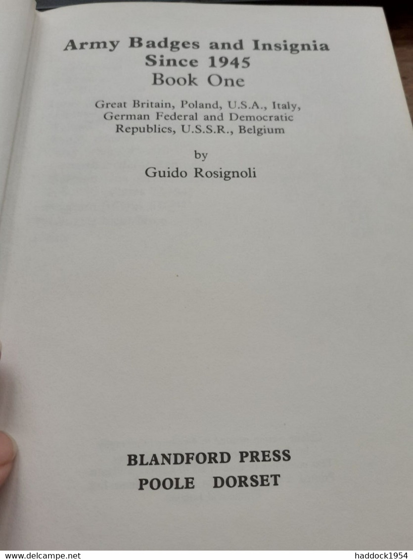 Army Badges And Insignia Since 1945 Book One GUIDO ROSIGNOLI Blandford Press 1976 - Oorlog 1939-45