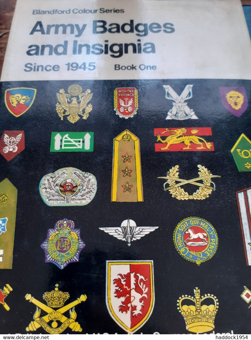 Army Badges And Insignia Since 1945 Book One GUIDO ROSIGNOLI Blandford Press 1976 - Oorlog 1939-45