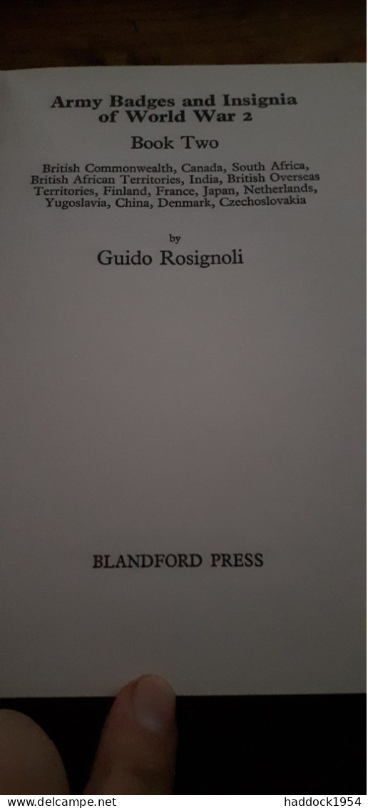 Army Badges And Insignia Since 1945 Book Two GUIDO ROSIGNOLI Blandford Press 1975 - Oorlog 1939-45