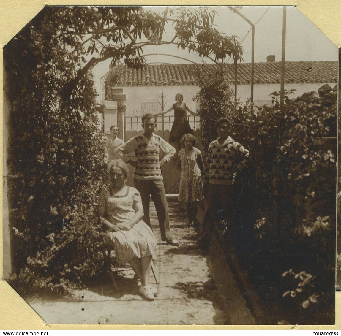 Stéréo Amateur 1930. Les Portes-en-Ré (Charente-Maritime). Groupe Dans Un Jardin. Ile De Ré. - Photos Stéréoscopiques