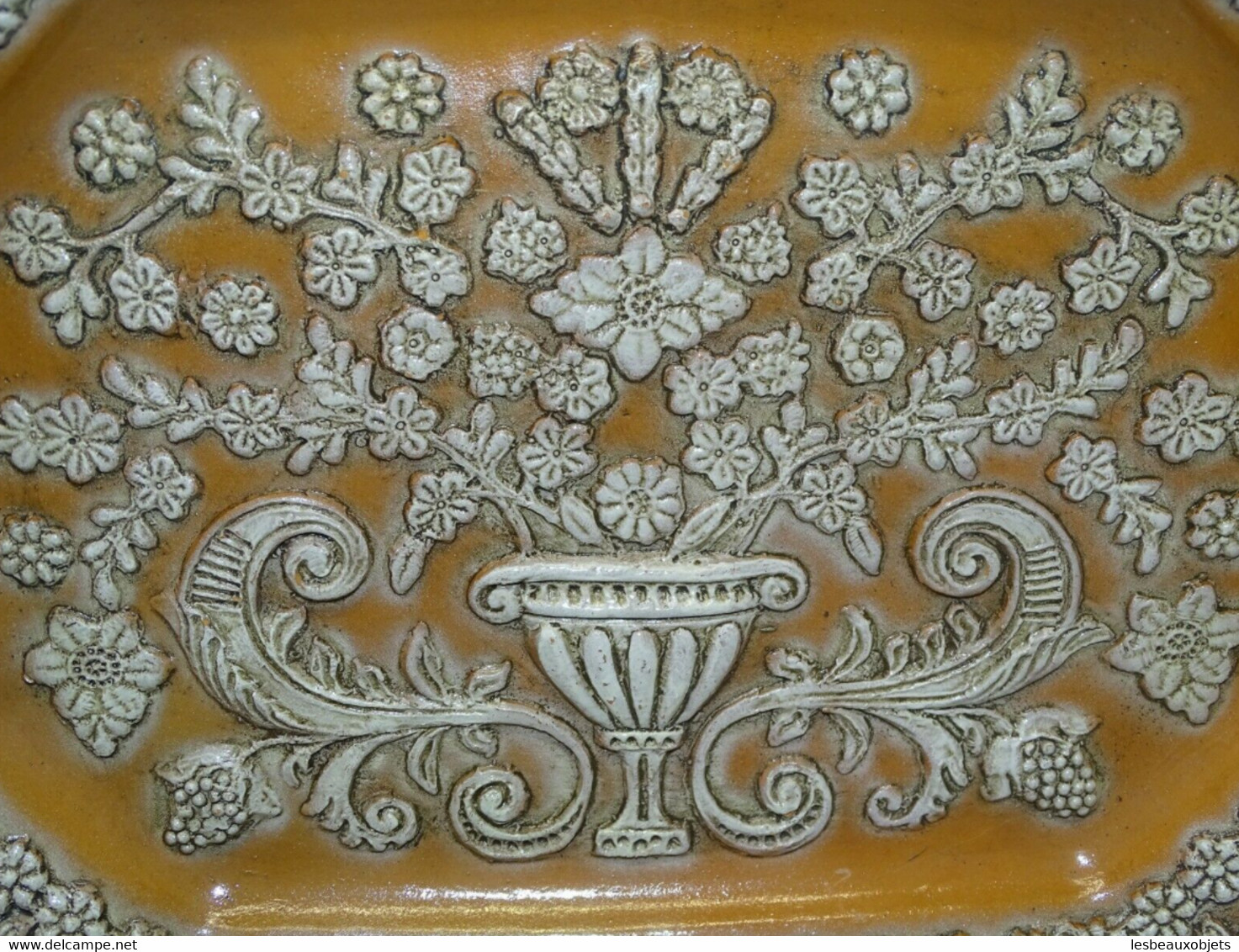 ANCIEN PLAT DECORATIF Anglais Grès Décor FLEURS En épaisseur à Identifier COLLECTION DECO VITRINE - Non Classificati