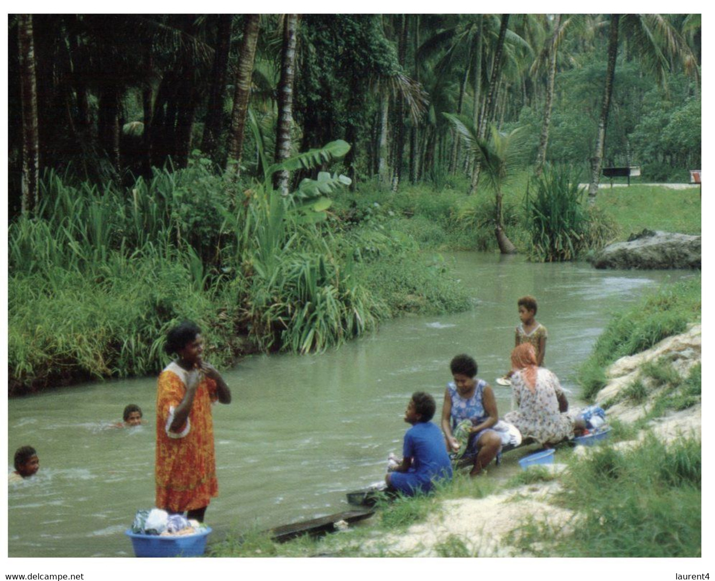 (RR 38) Fiji - Laundry In River - Lavage Du Linge Dans Riviere - Fidji