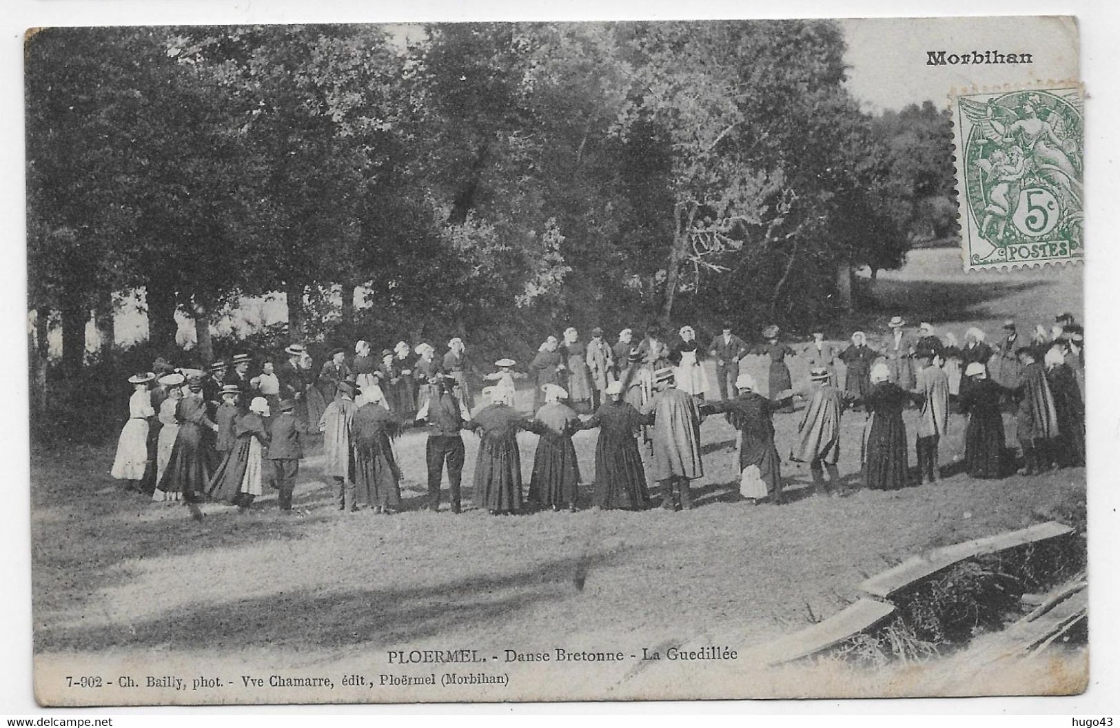 (RECTO / VERSO) PLOERMEL EN 1910 - DANSE BRETONE - LA GUEDILLEE - PLI ANGLE BAS A DROITE - FOLKLORE - CPA VOYAGEE - Ploërmel