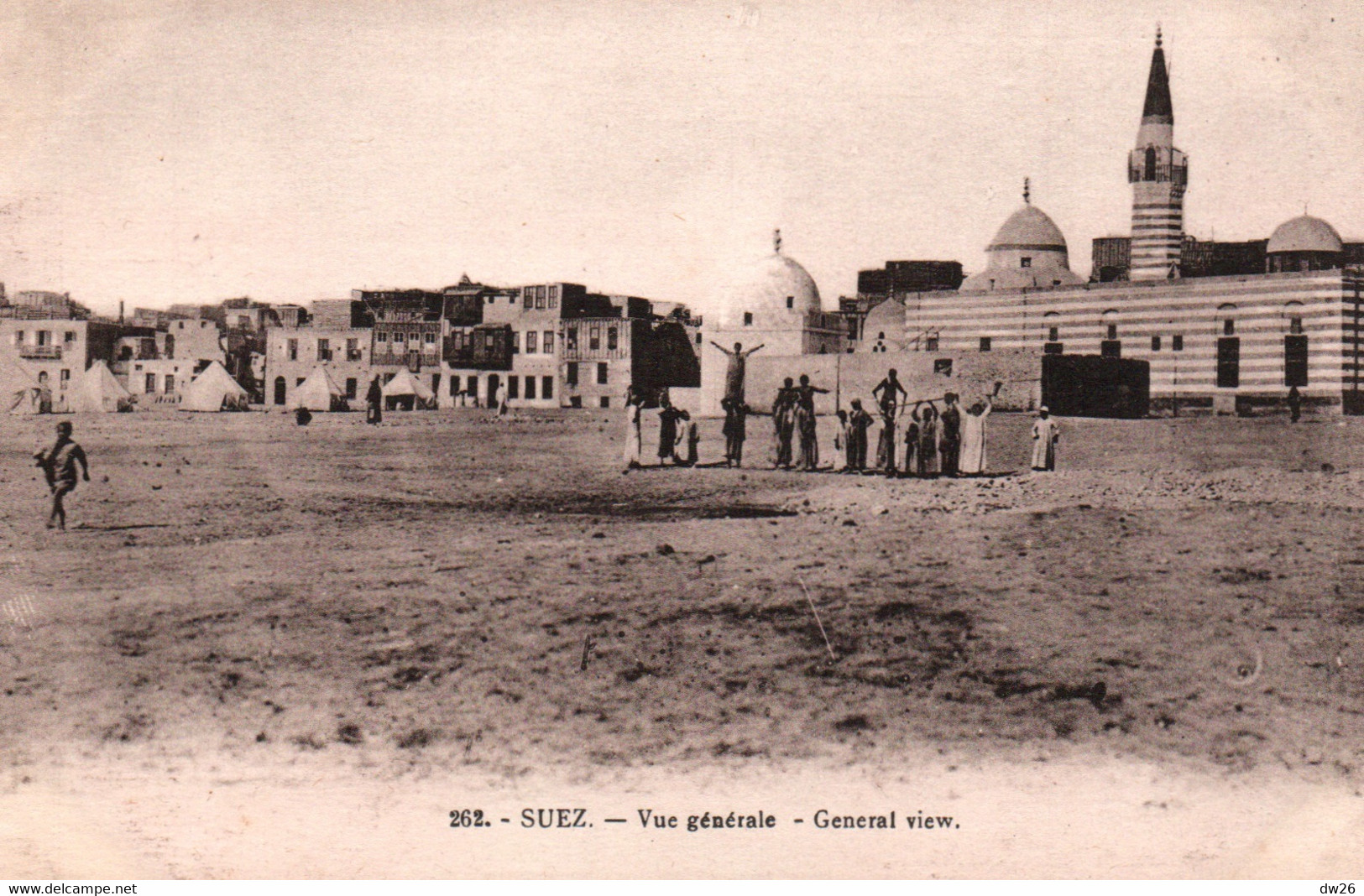 Suez - Vue Générale, Animation Devant La Mosquée - Carte N° 262 Non Circulée - Sues