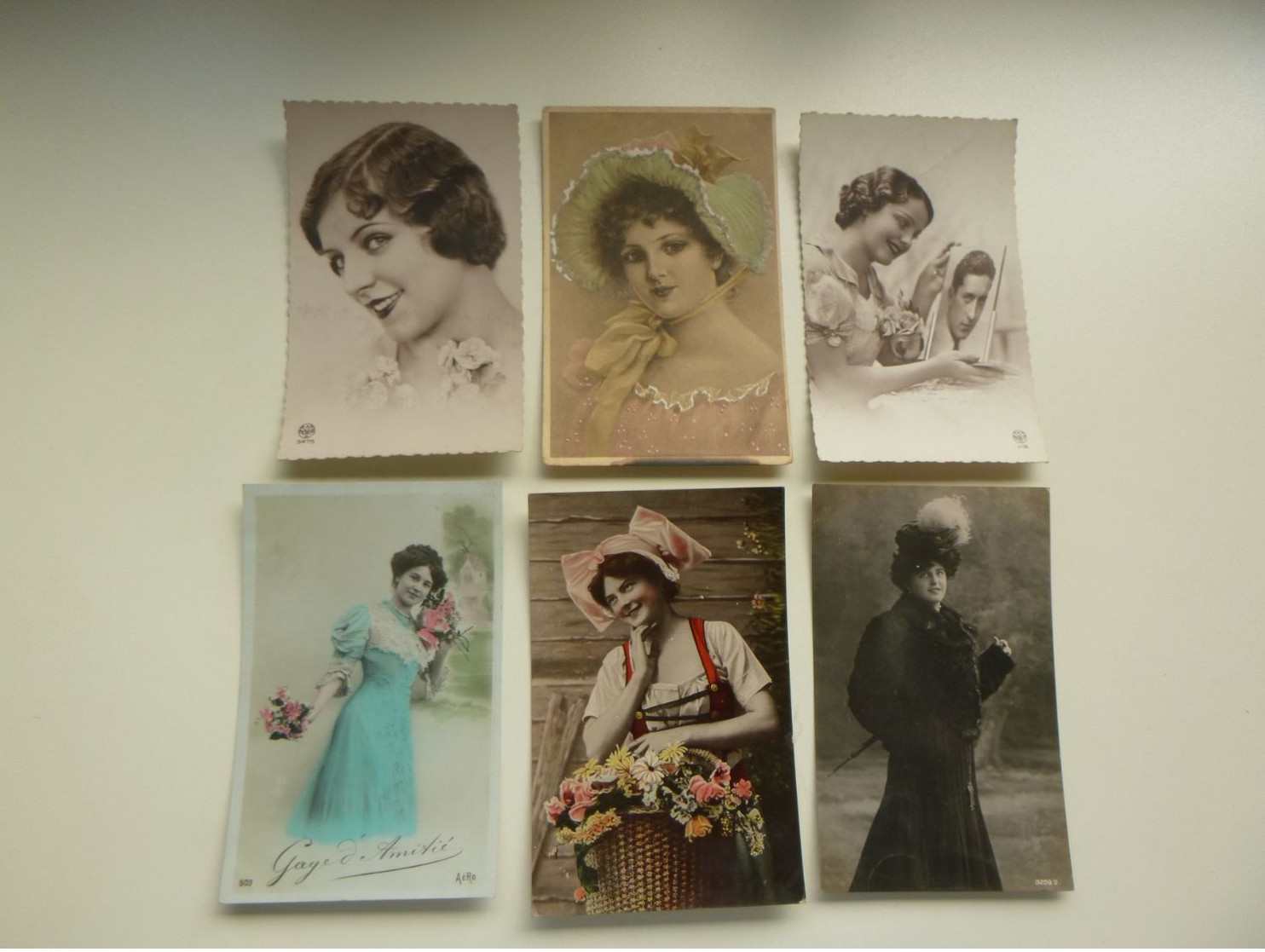 Beau lot de 60 cartes postales de fantaisie femmes femme Mooi lot van 60 postkaarten fantasie vrouwen vrouw - 60 scans