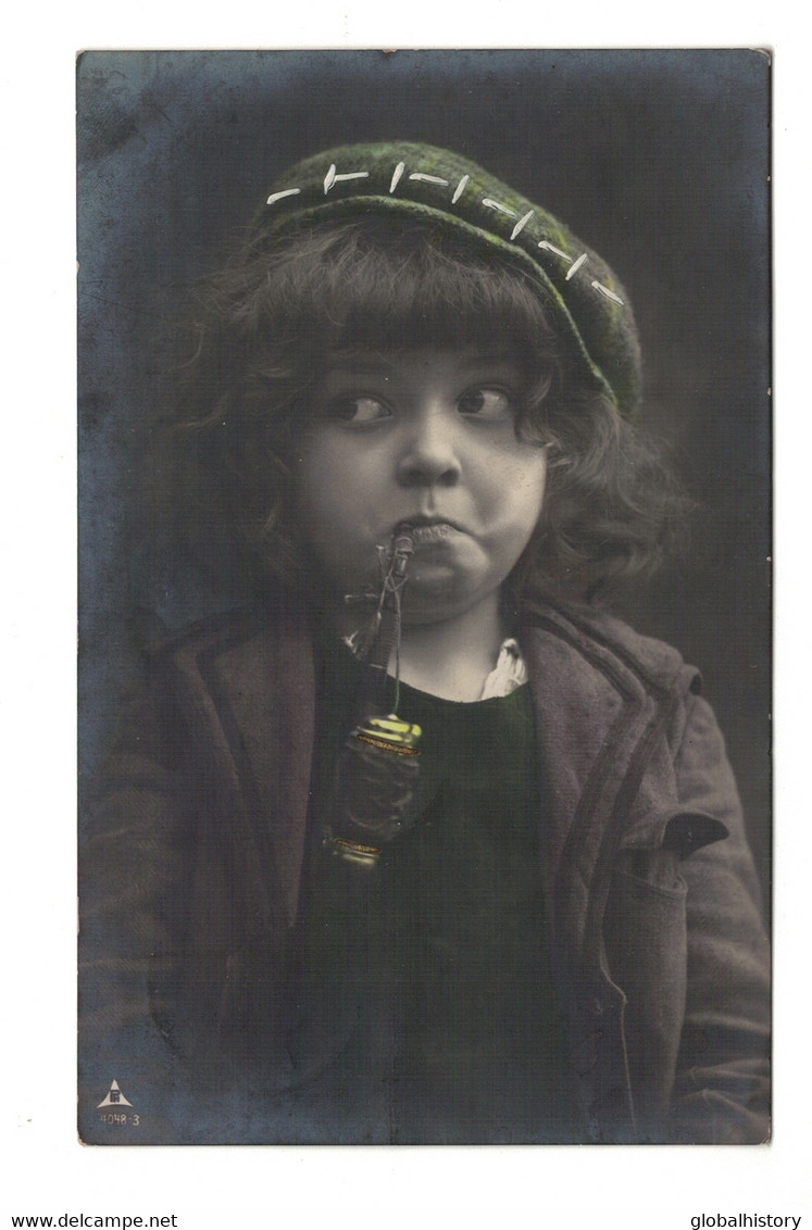 DG2062 -NAUGHTY  JEUNE FILLE  FILLETTE , ENFANT, GIRL ,TRAUT MODEL SMOKING A PIPE  REAL PHOTOCARD - Portraits