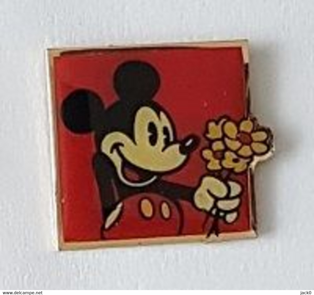 Pin' S  Carré  Fond  Rouge  BD, Cinéma, Disney, MICKEY  Avec  Un  Bouquet  De  Fleurs - Fumetti