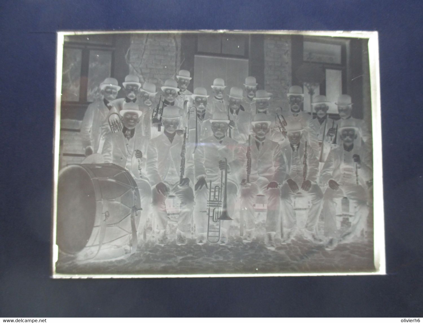 PHOTO SUR VERRE BELGIQUE (M2105) ORCHESTRE FANFARE A VISE (2 Vues) HARMONIE ST JOSEPH? SABARé CHERATTE 1925? - Plaques De Verre