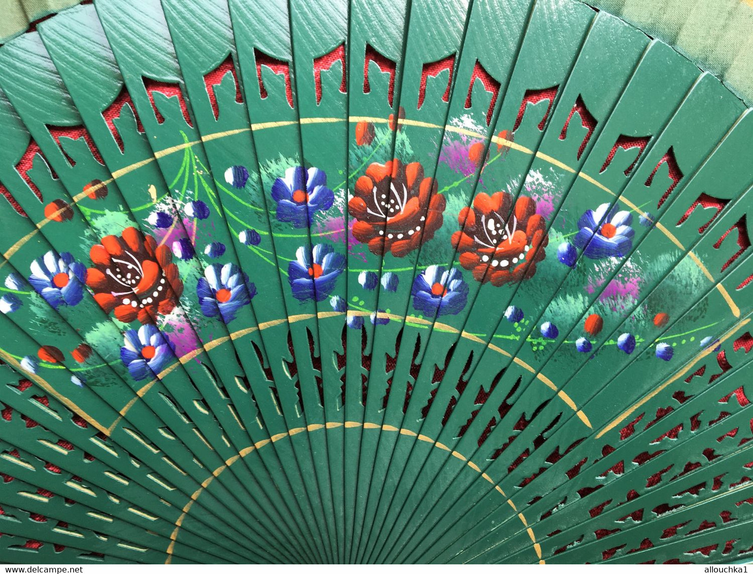 Éventail Fleurs Bleuets Anémones Peinture Sur Bois Vernis-Objets Vintage D'époque Fabrication France Hand Fan Flowers - Fans