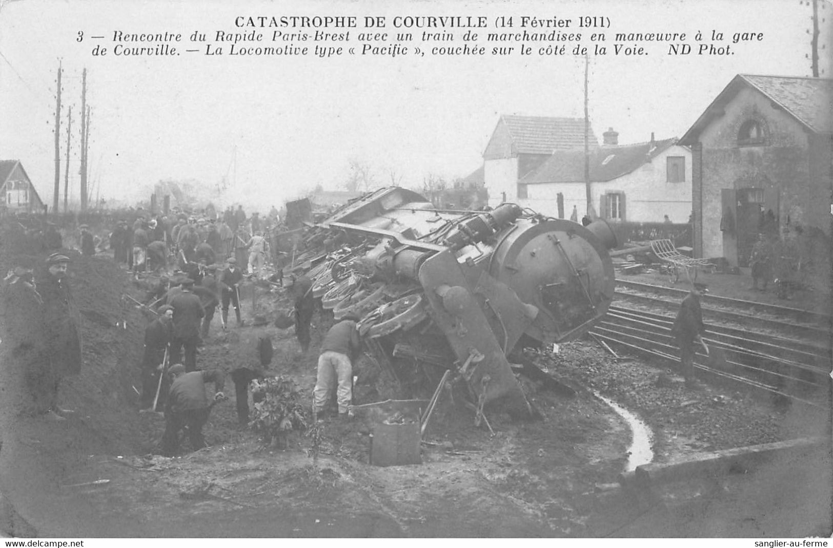 CPA 28 CATASTROPHE DE COURVILLE 1911 RENCONTRE DU RAPIDE PARIS BREST AVEC UN TRAIN DE MARCHANDISES LA LOCOMOTIVE - Other & Unclassified