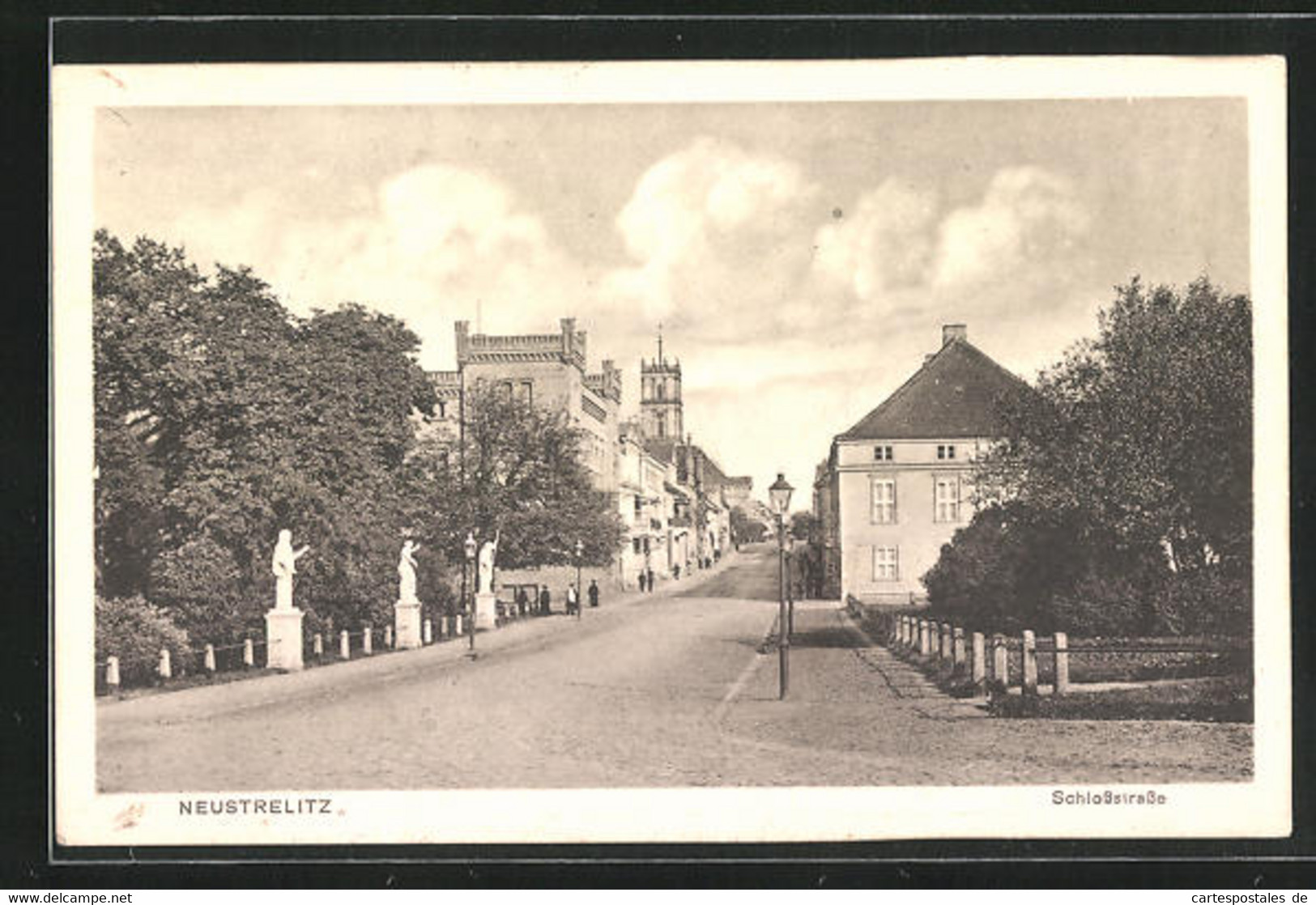 AK Neustrelitz, Blick In Die Schlossstrasse - Neustrelitz