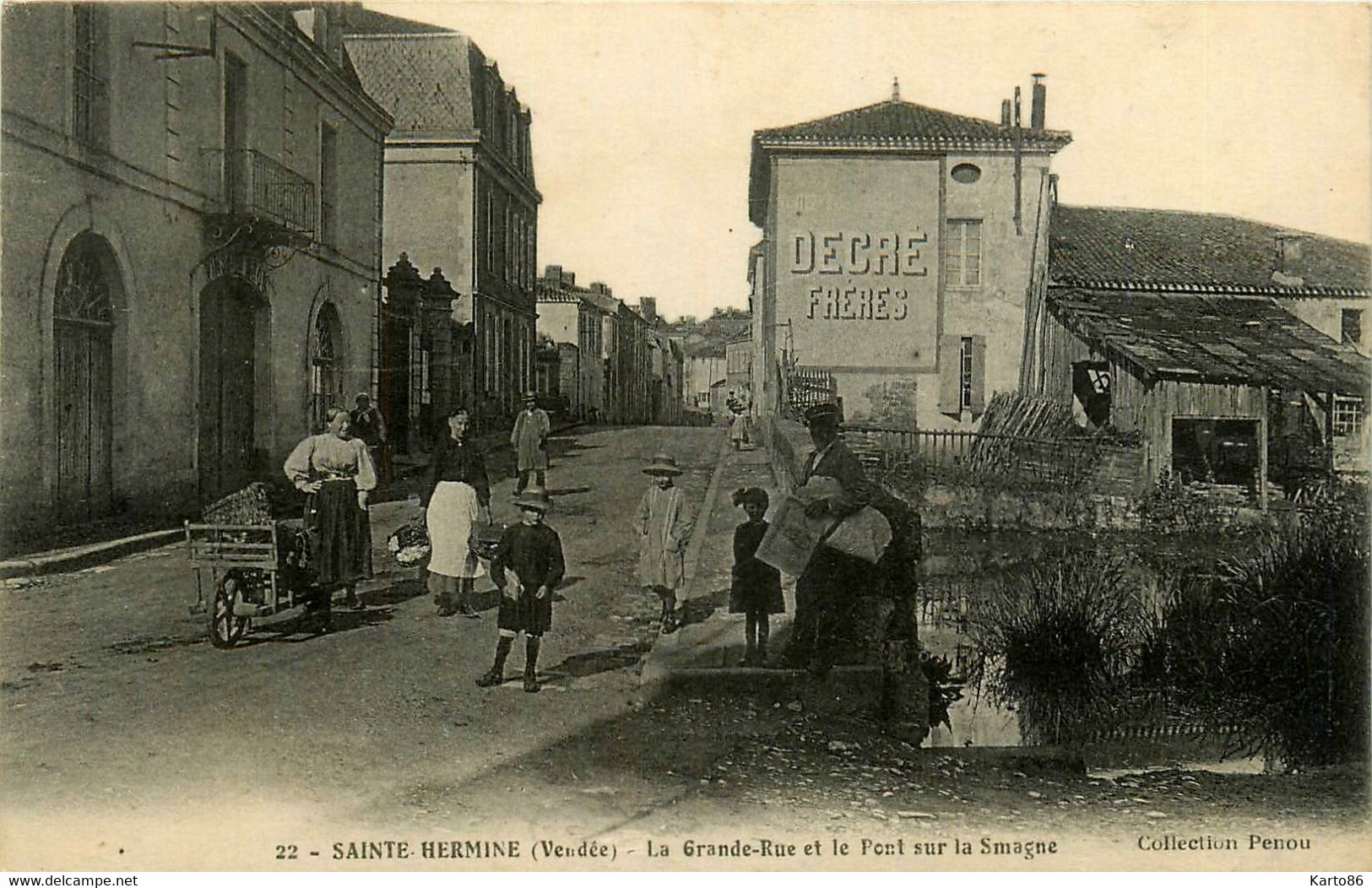 Ste Hermine * La Grande Rue Et Le Pont Sur La Smagne * Débitant Vins En Gros * Villageois Marchand De Journaux - Sainte Hermine