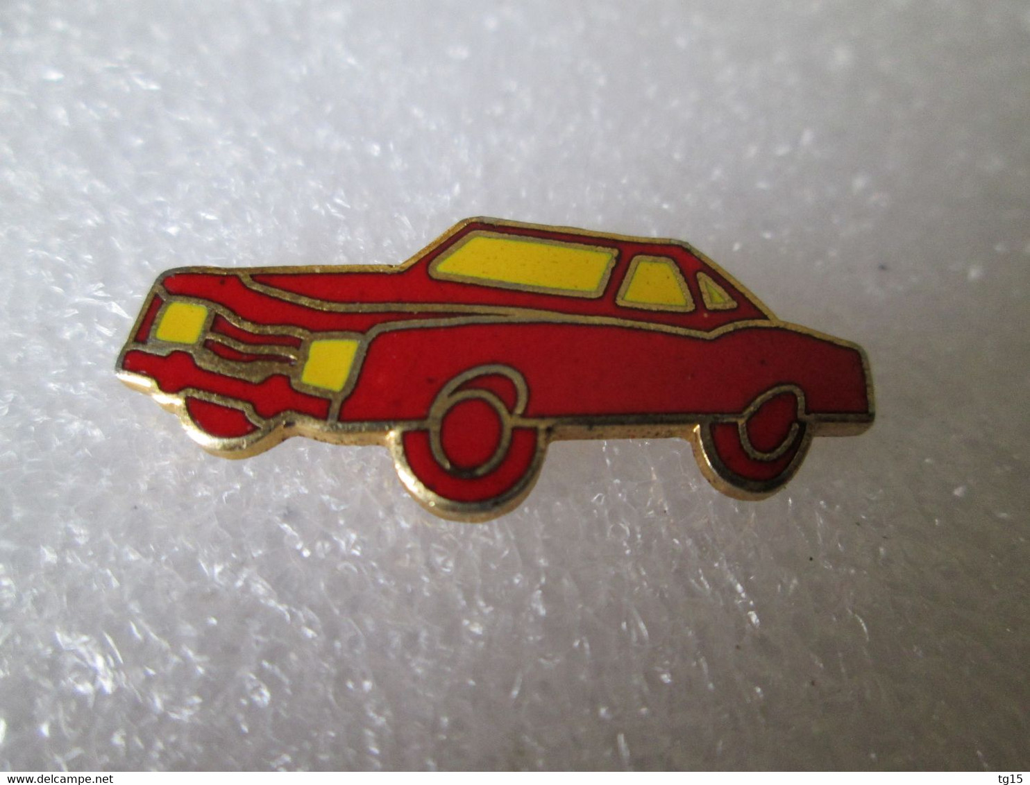 PIN'S    FORD  TAUNUS   1972   Email Grand Feu - Ford