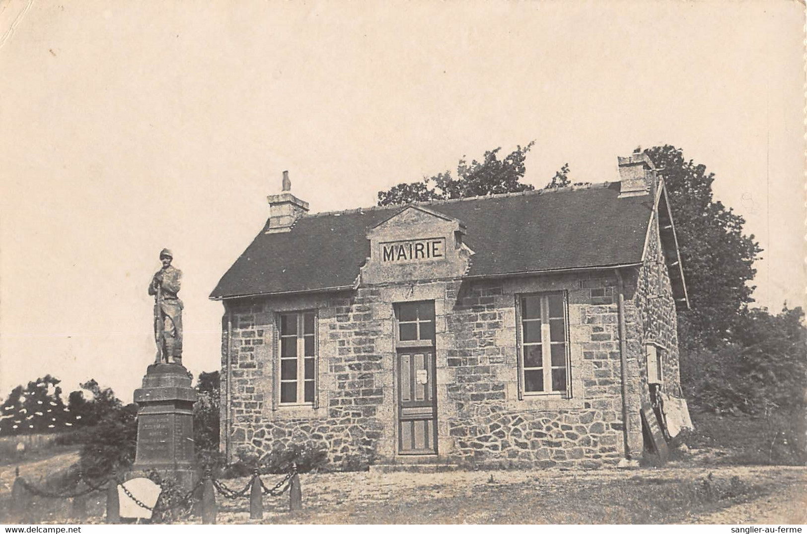 CPSM 22 SAINT ADRIEN LA MAIRIE ET MONUMENT AUX MORTS (rare Cliché - Altri & Non Classificati