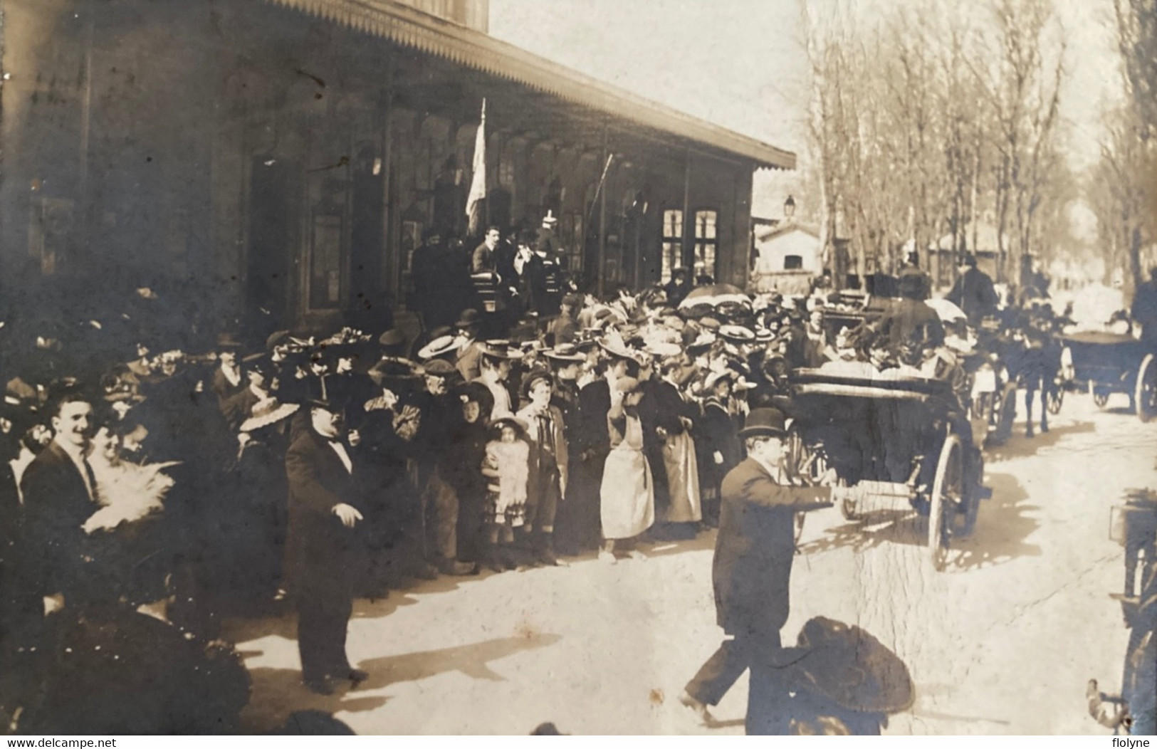 Arcachon - Carte Photo - Une Cérémonie Ou Fête Devant La Gare - Attroupement Foule Visite De Personnalité - Arcachon