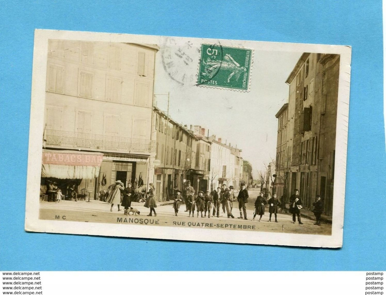 Manosque-Rue Quatre Septembre-bar Tabacs -commerces  Et Rue Animés-a Voyagé En 1905-édition M C - Manosque