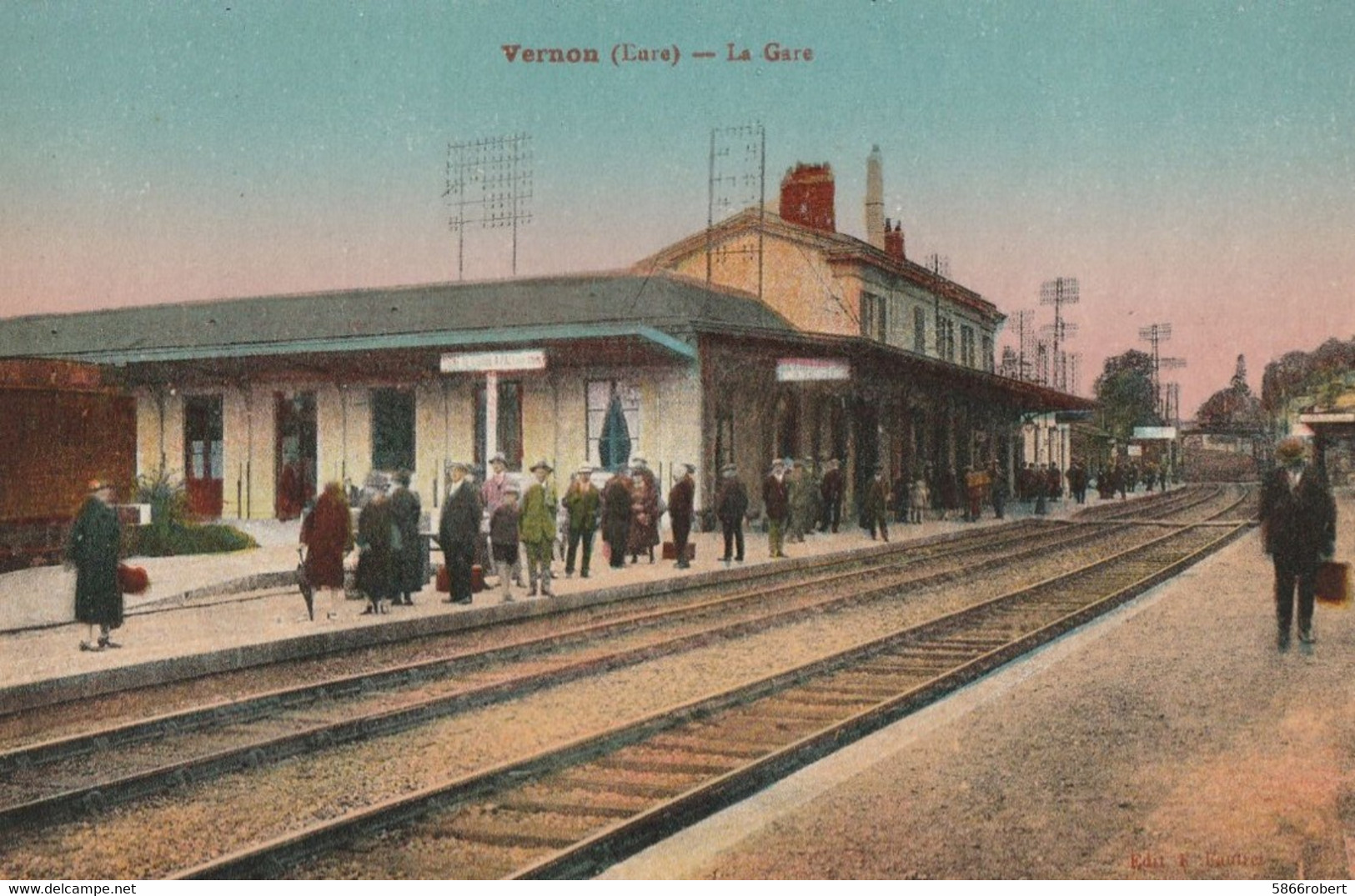 CARTE POSTALE ORIGINALE ANCIENNE COULEUR : VERNON LA GARE VOYAGEURS EN ATTENTE TRAIN ANIMEE EURE (27) - Estaciones Sin Trenes