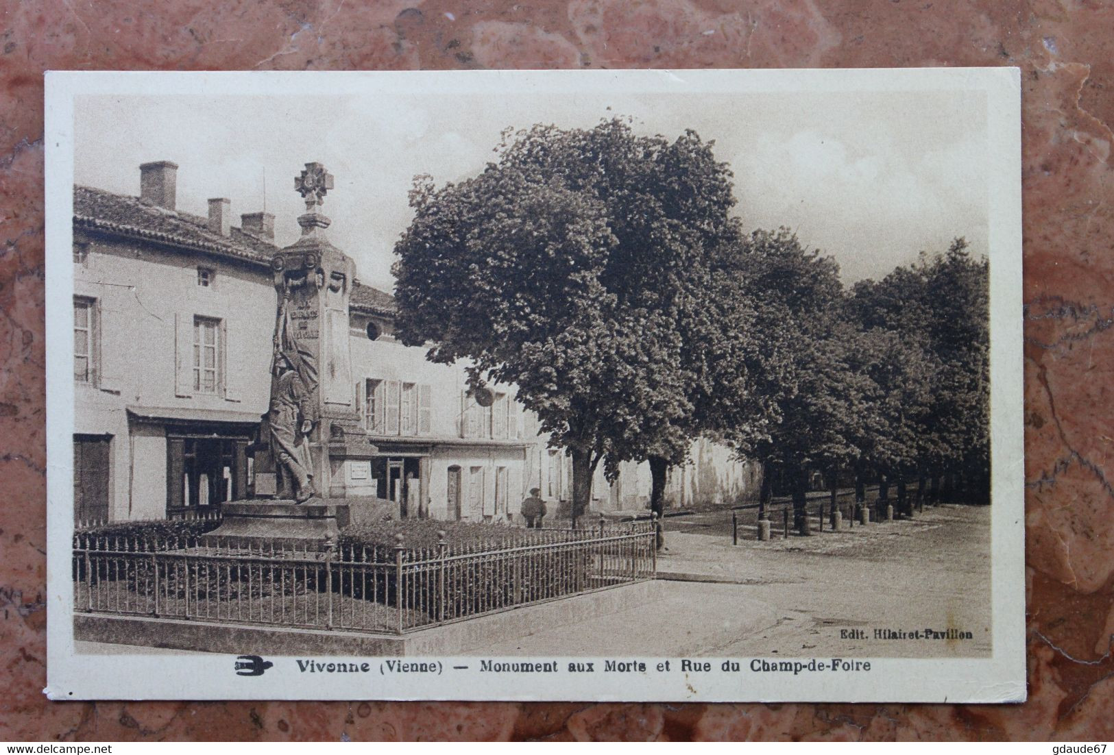 VIVONNE (86) - MONUMENT AUX MORTS ET RUE DU CHAMP-DE-FOIRE - Vivonne