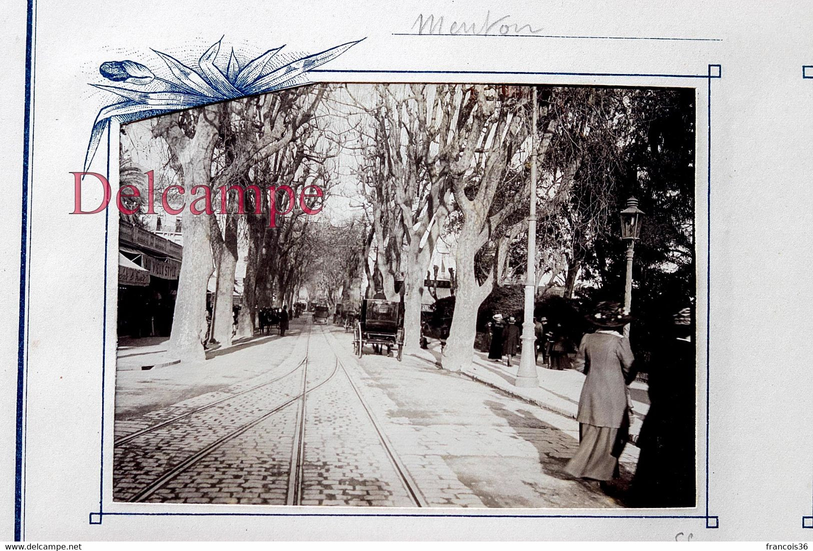 Photographie En 1910 : Menton - Rue Pavée Animée Avec Voie De Tram - Boutique " Au Vieux Style " - Lieux