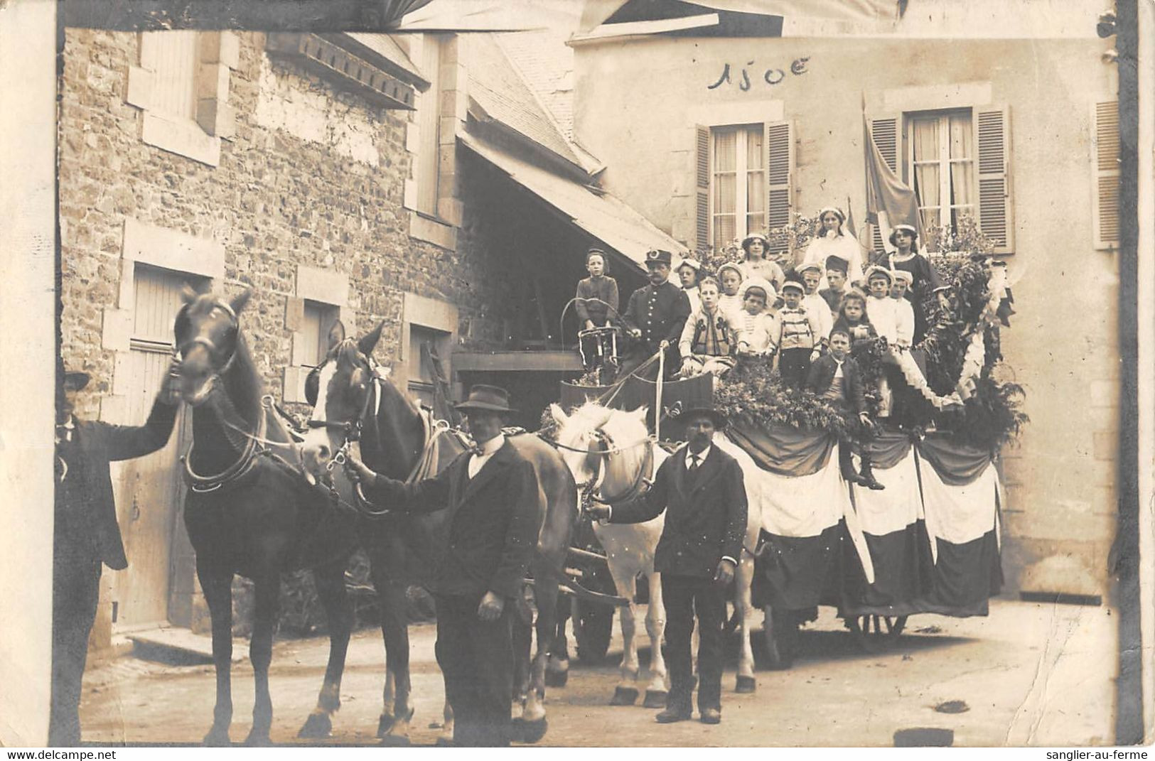 CPA 22 TREGUIER CARTE PHOTO DU CHAR FLEURI SUR LA PLACE (autre Cliché - Paimpol