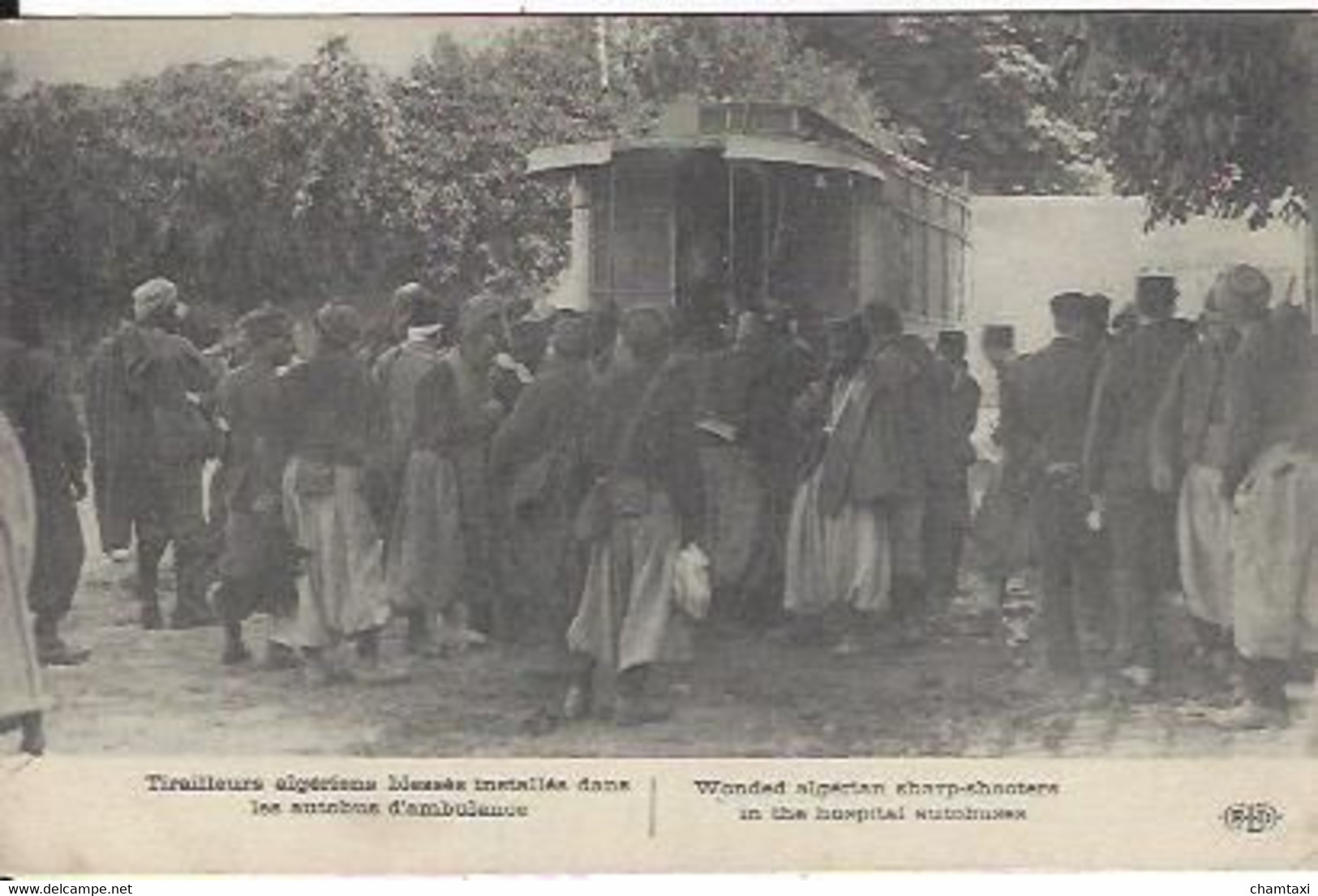 GUERRE 1914 1918 TIRAILLEURS ALGERIENS BLESSES INSTALLES DANS LES AUTOBUS AMBULANCE - War 1914-18