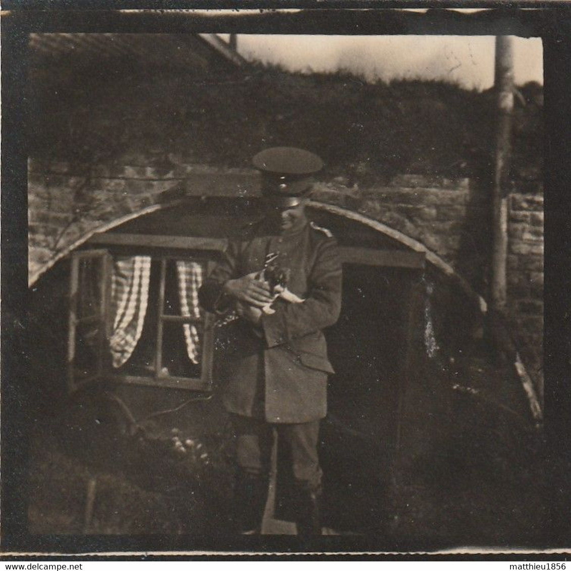 Photo 14 18 Secteur Lille, Lambersart - Soldat Allemand Devant Son Abri Avec Un Chiot, Chien (A231, Ww1, Wk 1) - War 1914-18