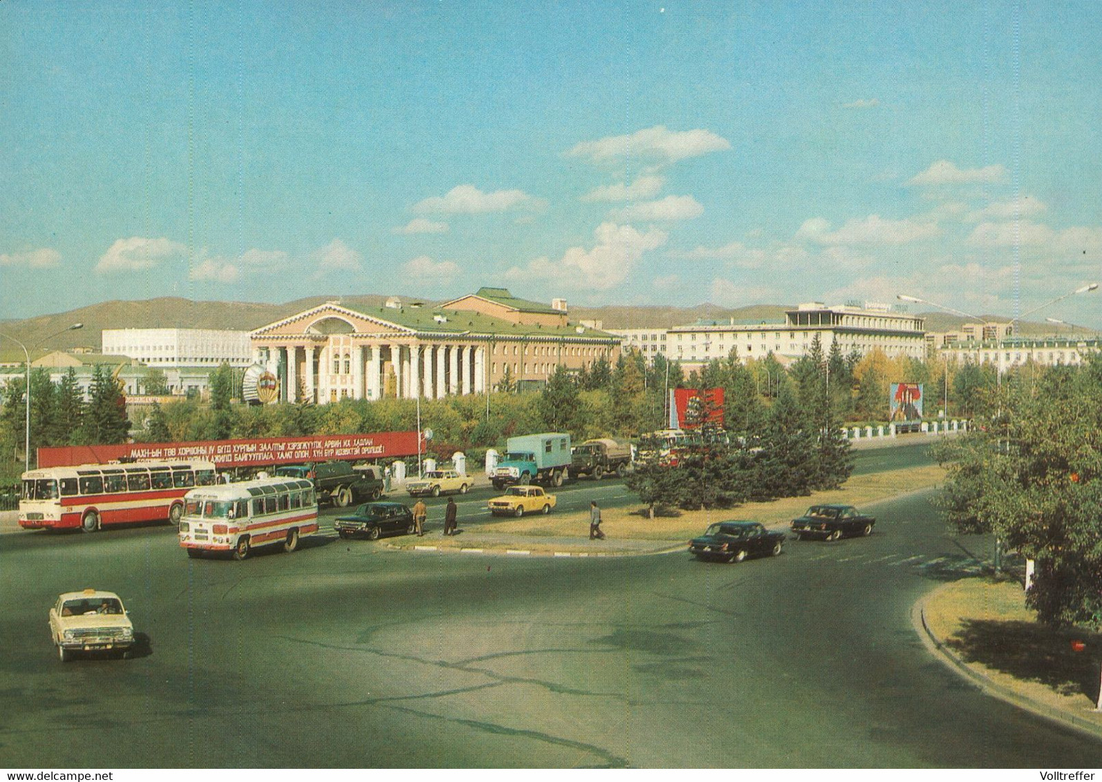 AK 1984 Ulaanbaatar, Ulan Bator, Улаанбаатар Ortspartie Mit Schönen Oldtimer Auto, Bus, LKW - Mongolia