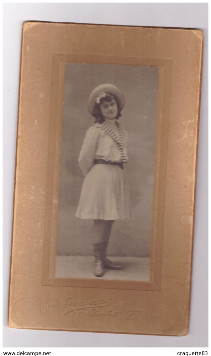 JEUNE FILLE EN COSTUME MARIN  Et Bottines à Boutons  PH. ALFRED FERNBACH  TOULON - Anonymous Persons