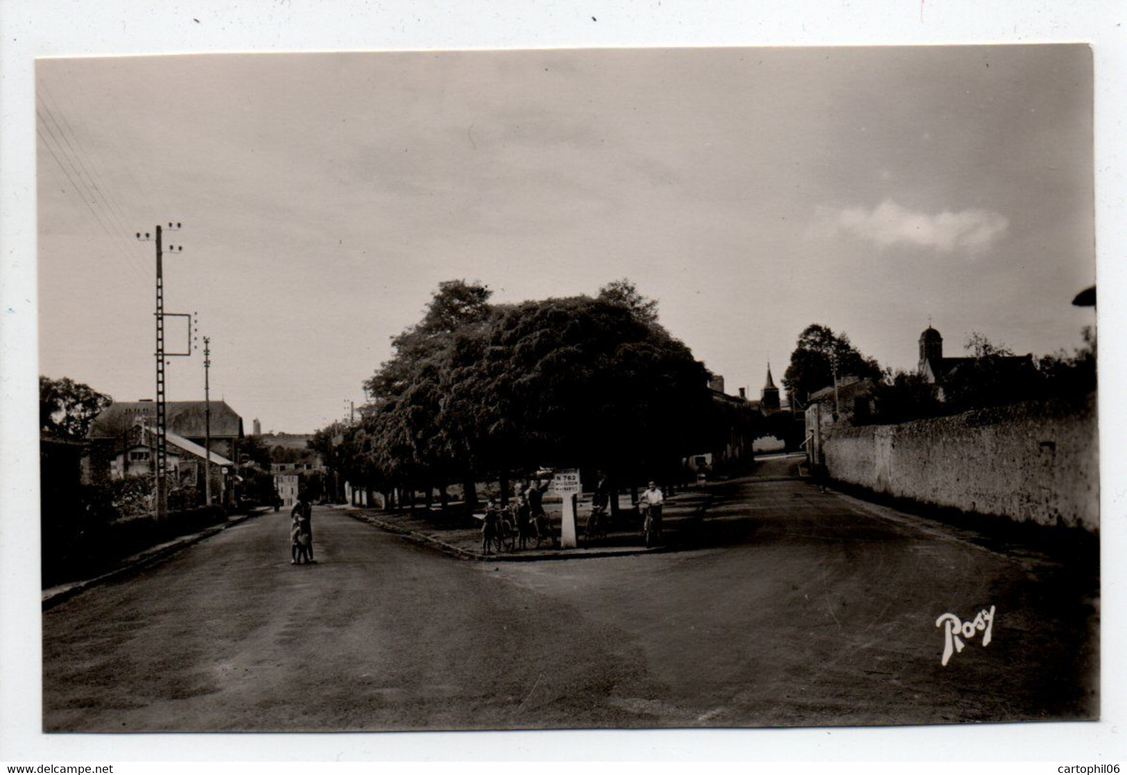 - CPSM MONTFAUCON-SUR-MOINE (49) - Place Du Souvenir - Edition CHAPEAU 992 - - Montfaucon