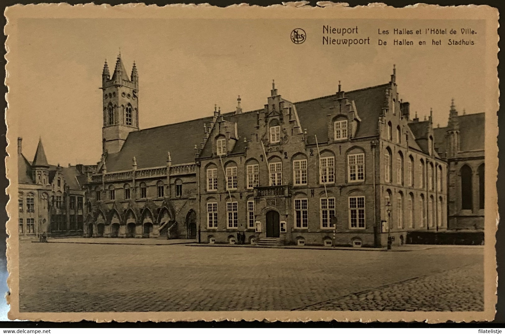 Nieuwpoort De Hallen En Het Stadhuis - Nieuwpoort