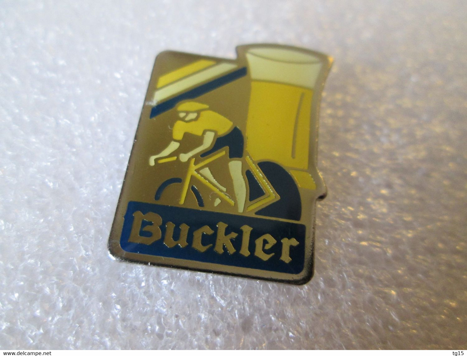 PIN'S   BIERE  BUCKLER   CYCLISME - Bière