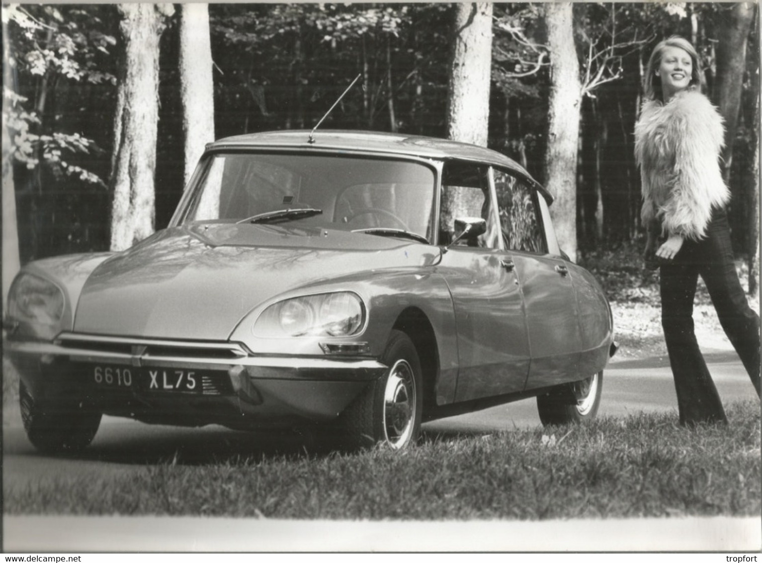 JX / Photo De Presse ORIGINALE Automobile  DS   Avec Femme  GRAND FORMAT 30 X 22 Cm Voiture Citroën Auto - Automobiles