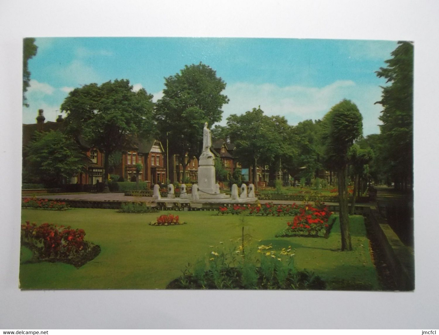 BEDFORD Embankment Gardens And War Memorial - Bedford