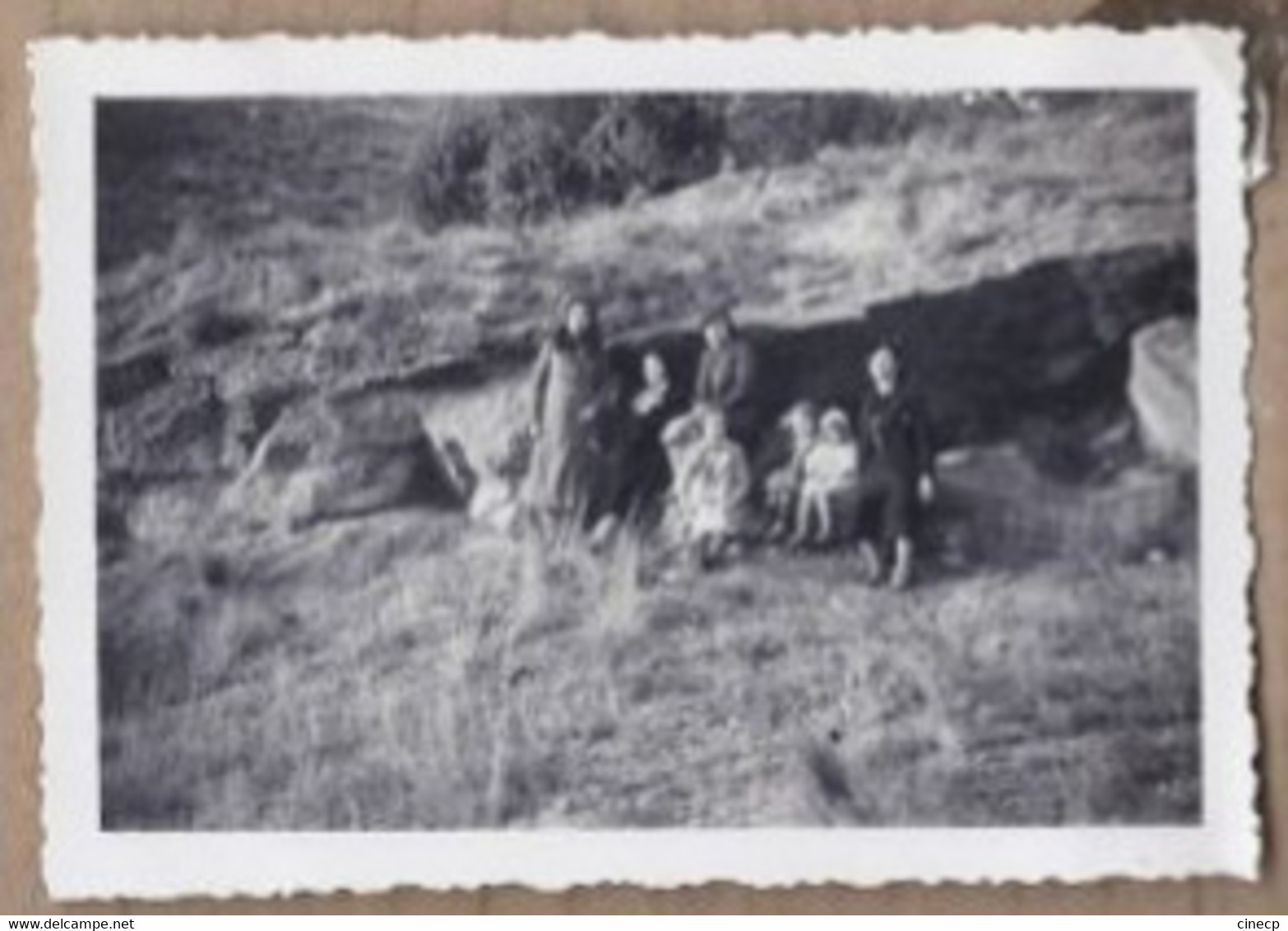 PHOTO 84 - BEAUMES DE VENISE - La Côte Des Beaumes - TB PLAN ANIMATION Devant Une Grotte Novembre 1934 - Beaumes De Venise