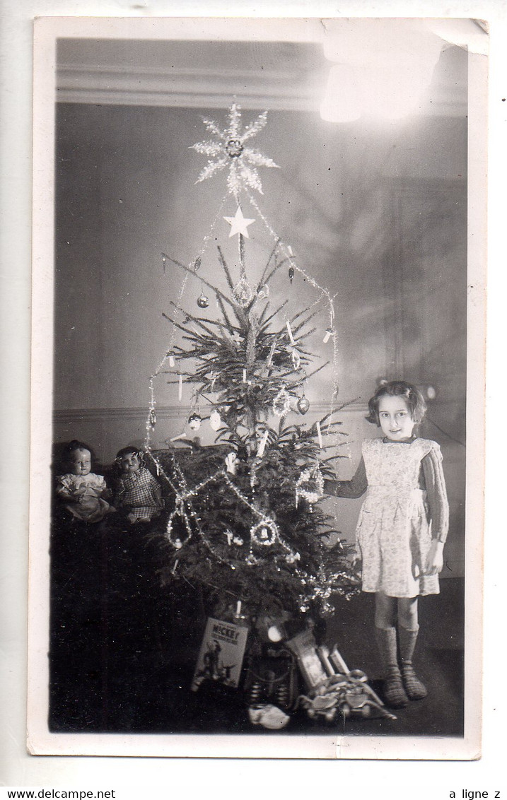 Ref Mini : Photo Originale 7 X 11.5 Petite Fille Devant Le Sapin De Noel Avec Les Cadeaux Poupon Mickey Patin à Roulette - Anonieme Personen