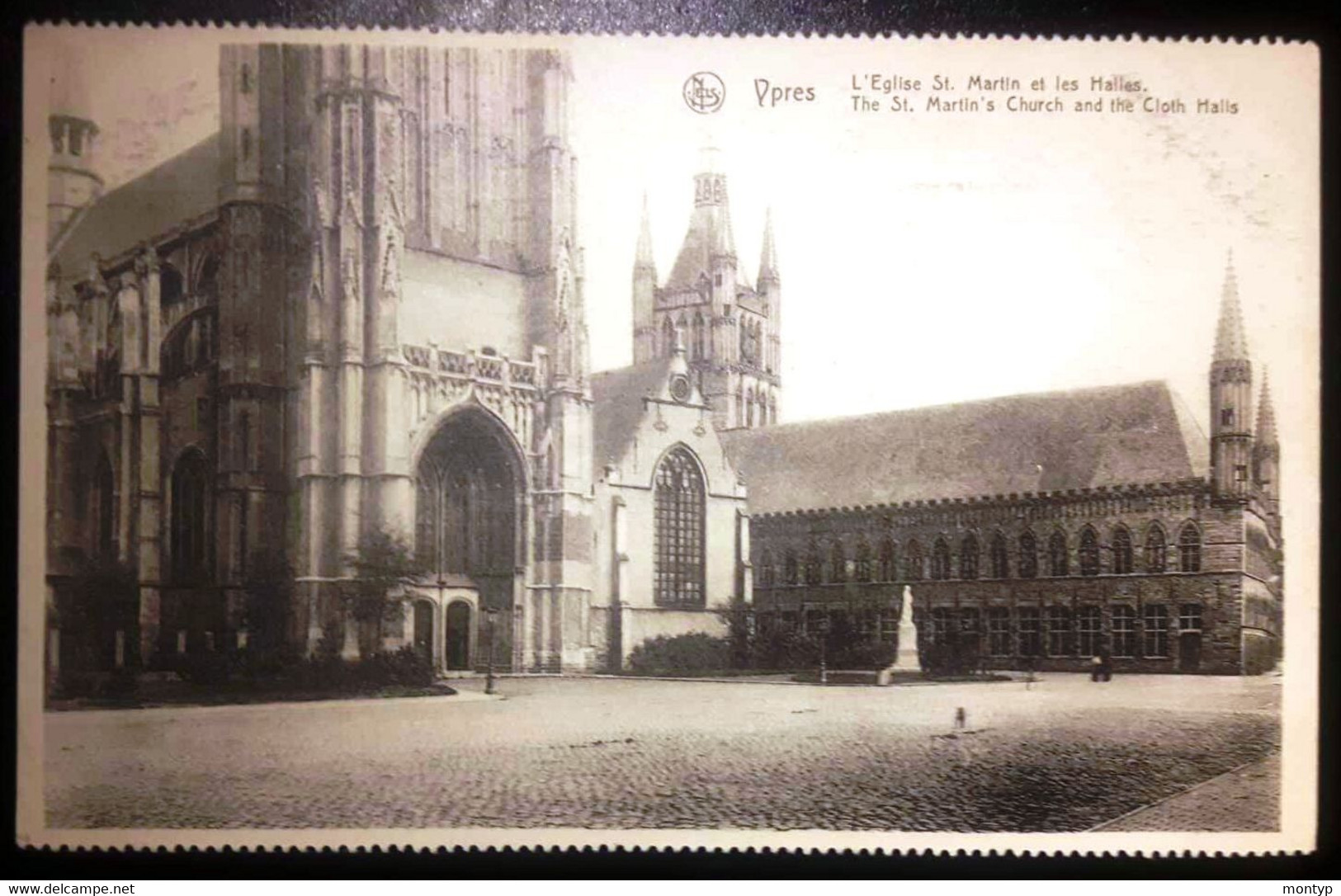 Ypres Ieper L'eglise St Martin Et Les Halles - Ieper