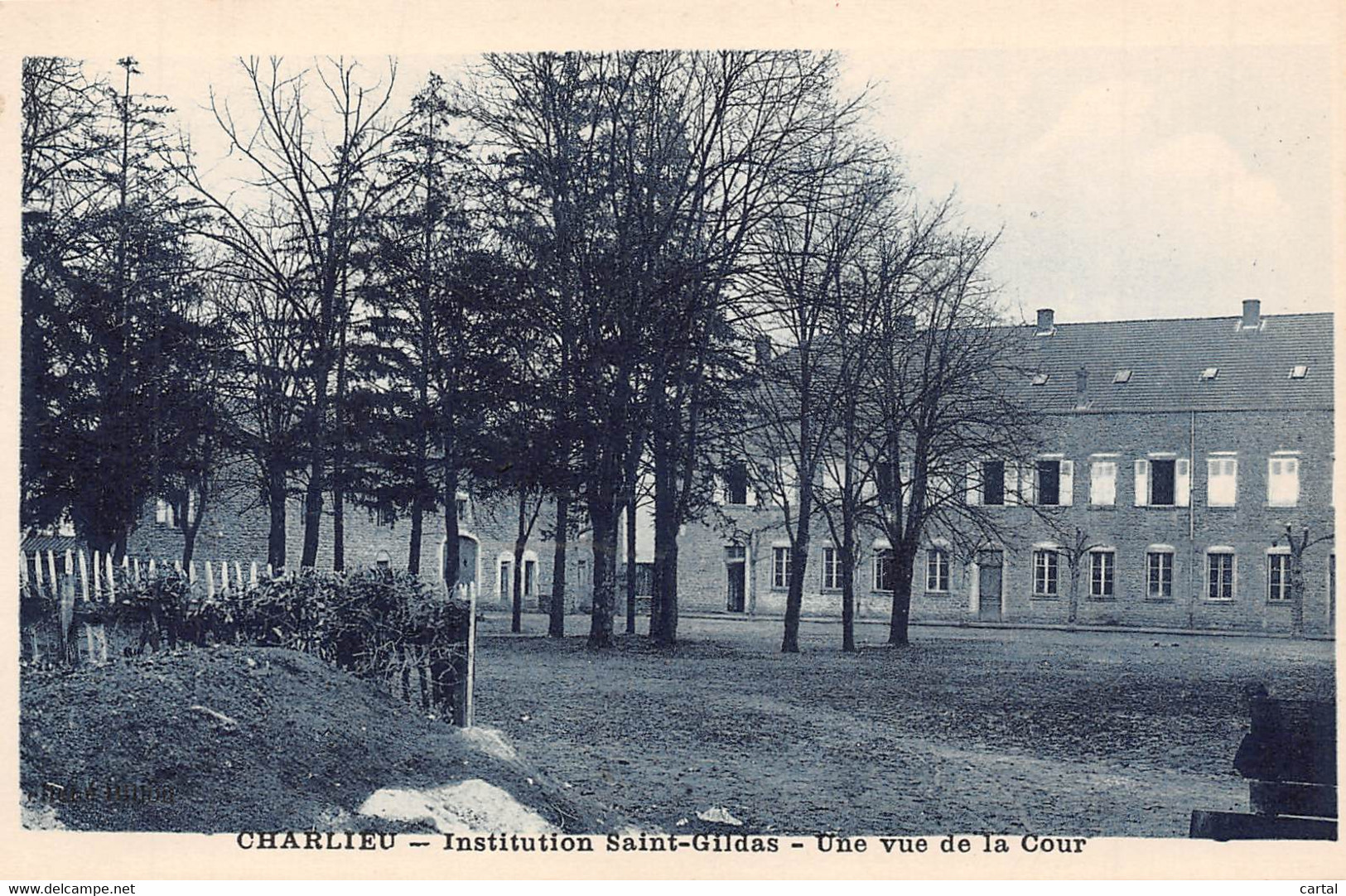 42 - CHARLIEU - Institution Saint-Gildas - Une Vue De La Cour - Charlieu