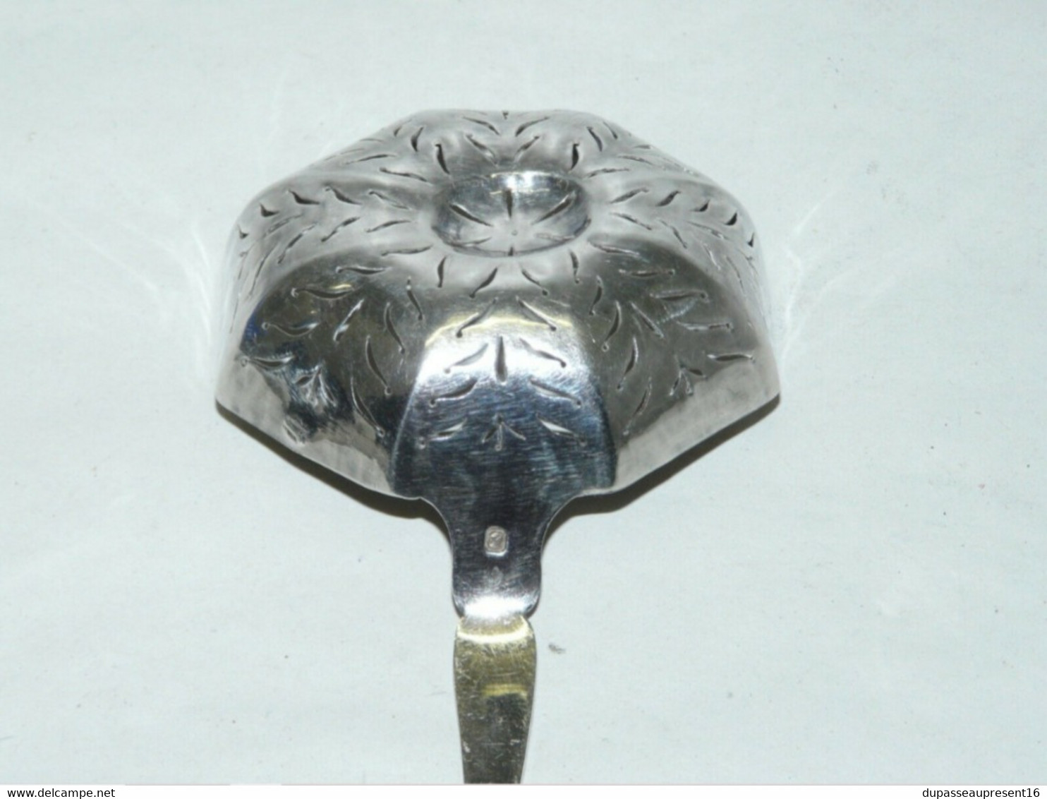 ANCIENNE CUILLERE SAUPOUDREUSE ARGENT MINERVE TITRE 1 Poids 40g Silver spoon