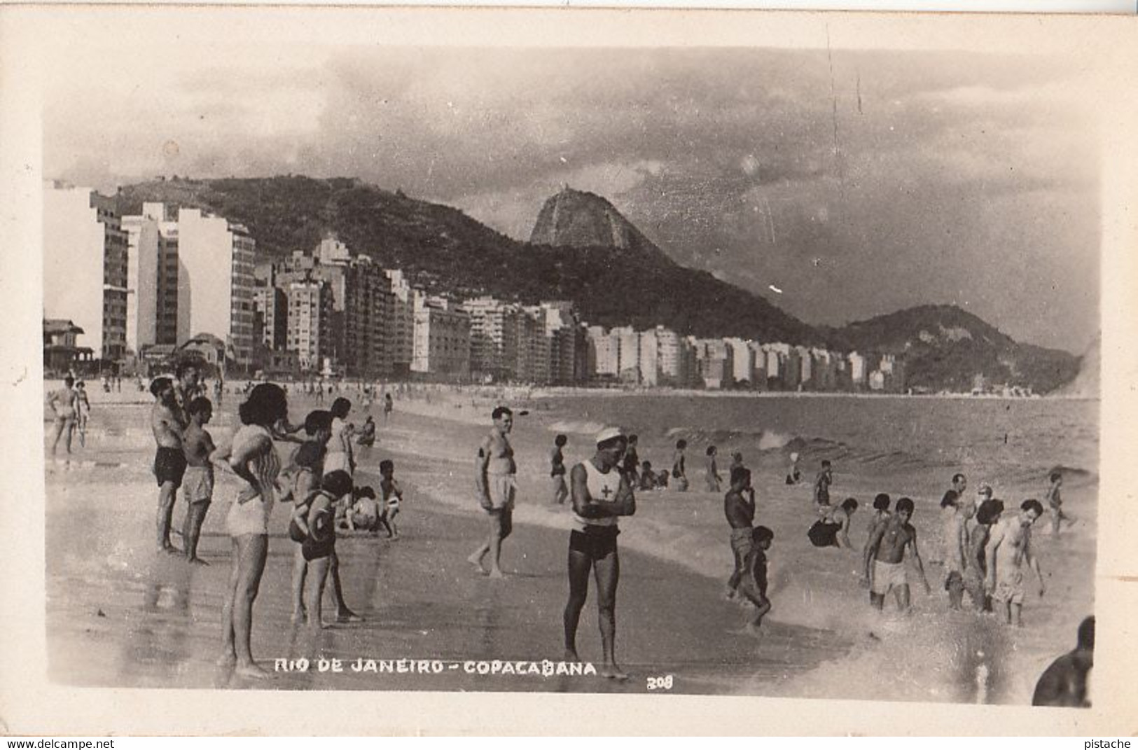 360 – Real B&W 1950s Photo RPPC – Brazil Rio Janeiro Copacabana – Beach Men Women – Excellent Condition – 2 Scans - Copacabana