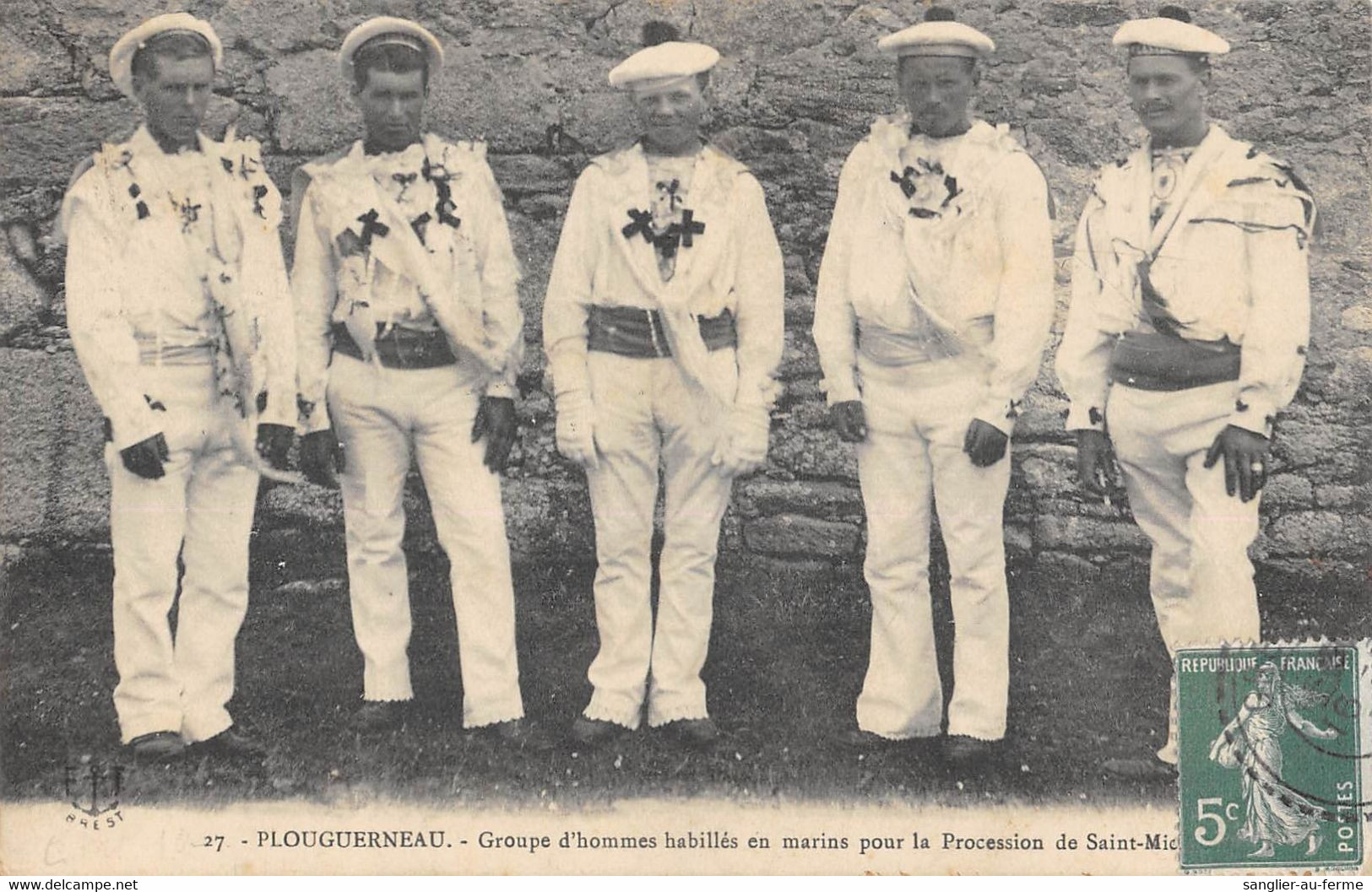 CPA 29 PLOUGUERNEAU GROUPE D'HOMMES HABILLES EN MARINS POUR LA PROCESSION DE SAINT MICHEL - Altri & Non Classificati